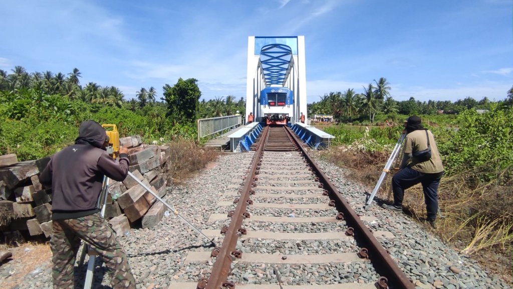 loading test jembatan kereta api