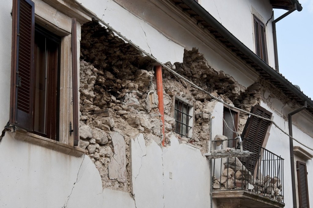 audit struktur dan perkuatan bangunan pasca gempa
