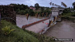 jembatan sikabu ambruk