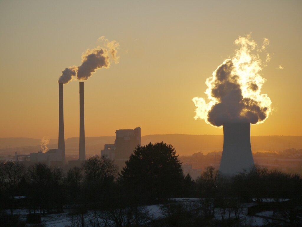 pengendalian polusi udara akibat emisi pabrik