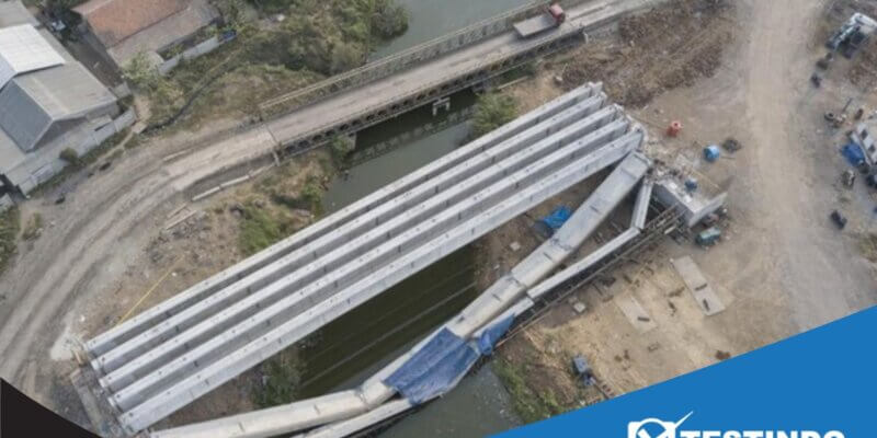 Beton penyangga jembatan ambruk