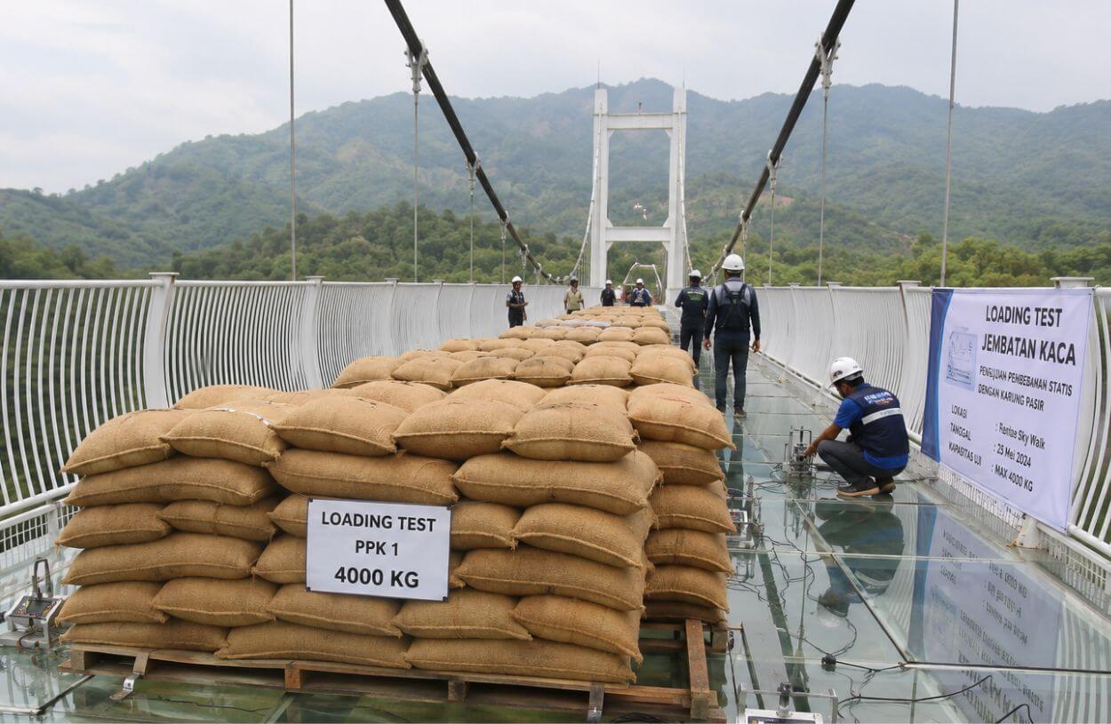 loading test jembatan kaca